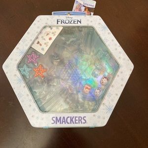 Frozen box with some stickers, rings and star barrettes. Great box.